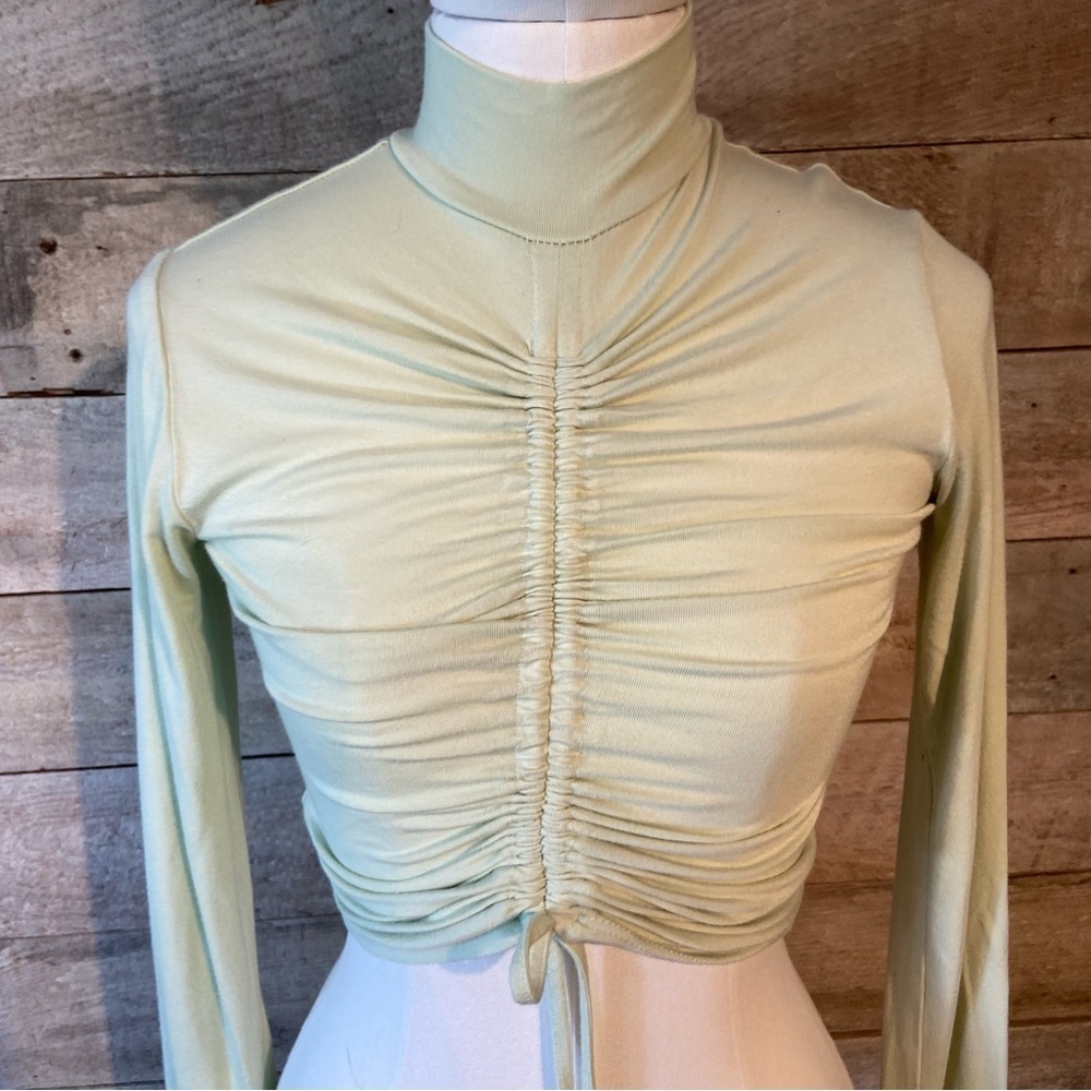 🛍️3/$30‎  BNWOT Women's light green ruched crop top in size x-small